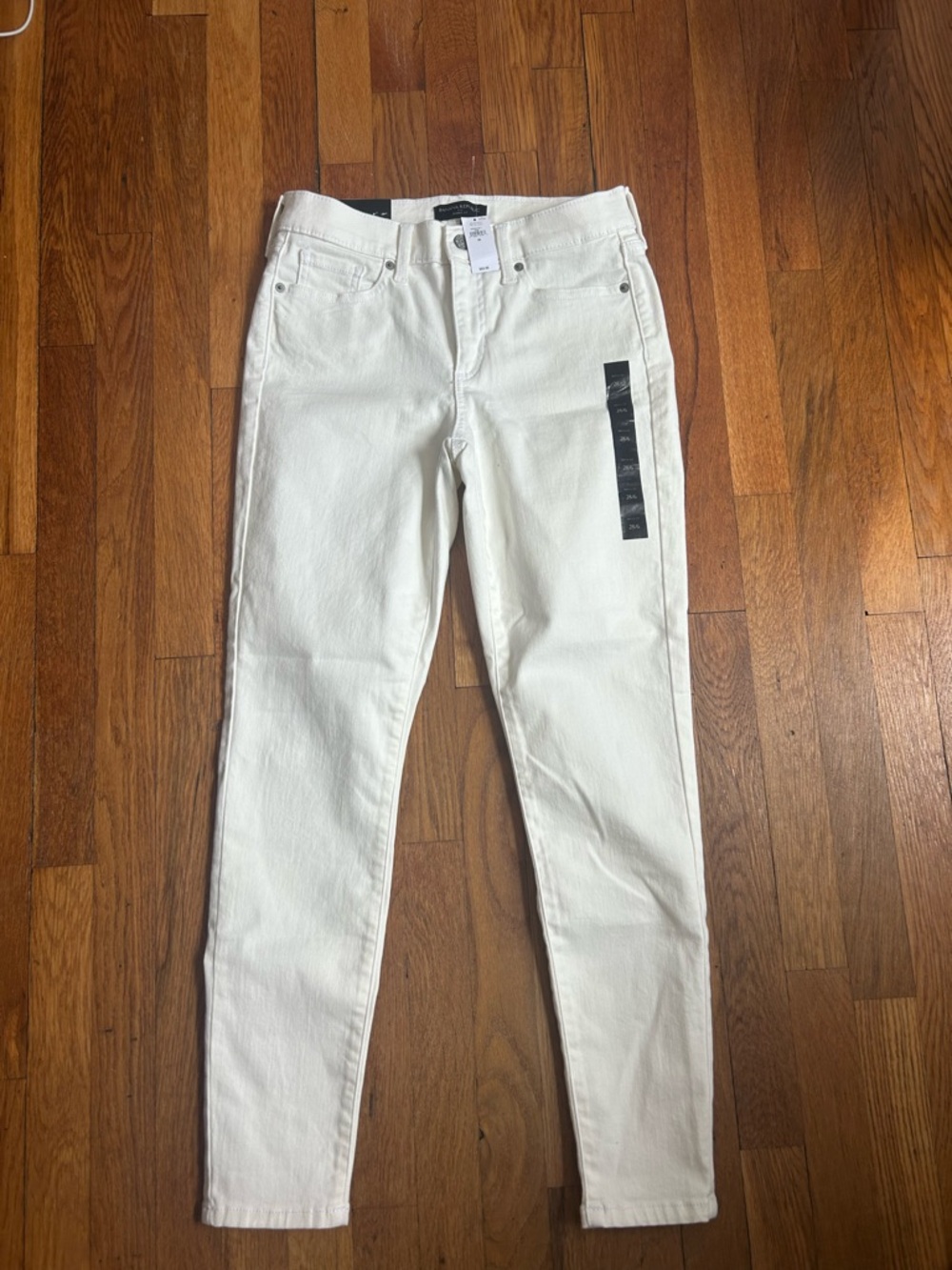 Banana Republic white skinny jeans Size 28. New with tags.